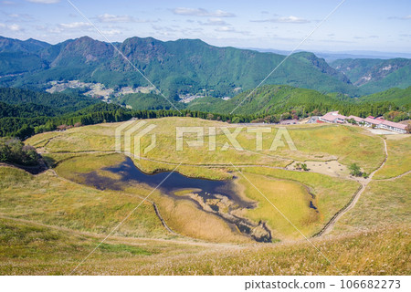 View of the surrounding mountains from the top of Soni Plateau 106682273