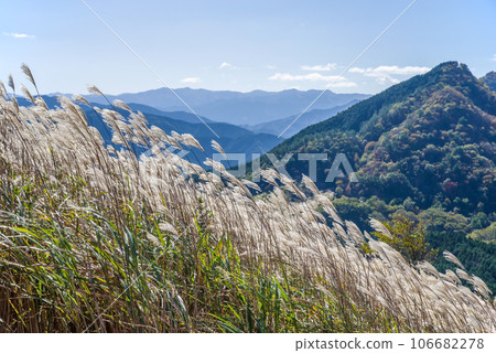 View of the surrounding mountains from the top of Soni Plateau 106682278