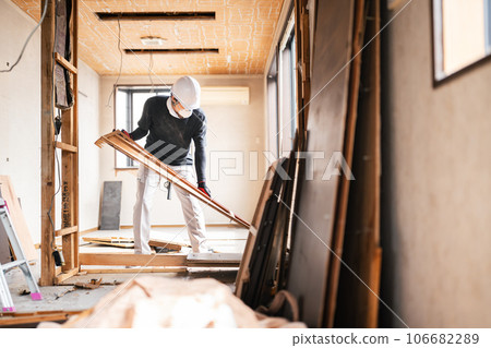 Demolition worker 106682289