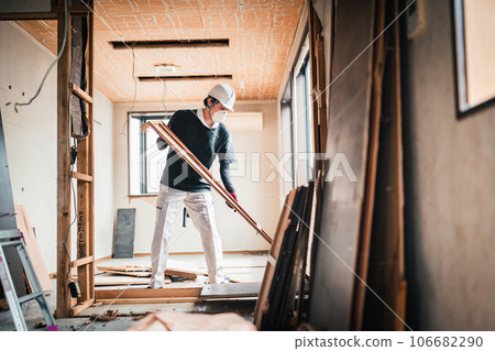 Demolition worker 106682290