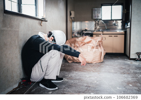 疲れた作業員 106682369