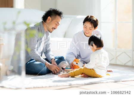 一家三口在客廳玩耍 106682542