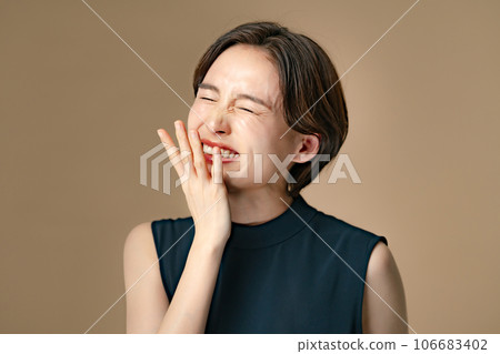 Laughing woman 106683402