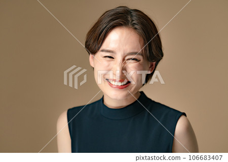 Laughing woman 106683407