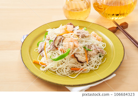 Grilled rice noodle 106684323