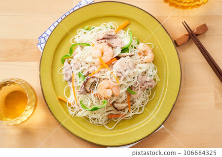 Grilled rice noodle 106684325