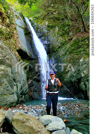 我在菅野川支流矢田澤的F1釣到了一條紅鮭魚。 106684363