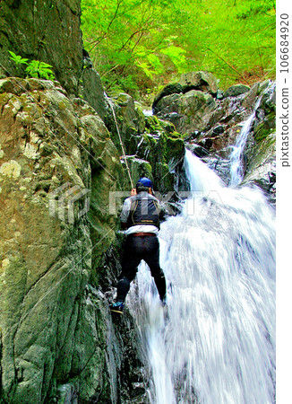 Go upstream through the two-tiered waterfall above F2 in Yadazawa, a tributary of the Kano River. Go upstream through the two-tiered waterfall above F2 in Yadazawa, a tributary of the Kano River. 106684920