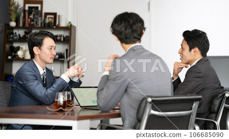 Businessman conversation meeting 106685090