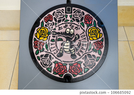 Toyonaka City's manhole cover designed with a crocodile crocodile 106685092