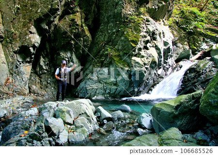 Go upstream through Yadazawa, a tributary of the Kanno River, to catch yamame trout and char. Go upstream through Yadazawa, a tributary of the Kanno River, to catch yamame trout and char. 106685526