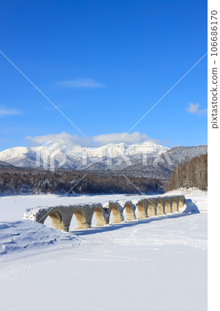 Hokkaido_ Taushubetsu River Bridge and spectacular views of the Daisetsu Mountains 106686170