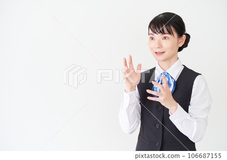 一位從事接待工作和文書工作、穿著絲帶領帶制服的女性最好解釋一下 106687155