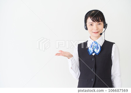 一位從事接待和文書工作的女性,身穿制服,背心上繫著絲帶,戴著耳機 一位從事接待和文書工作的女性,身穿制服,背心上繫著絲帶,戴著耳機 106687569