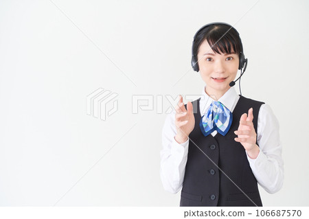 一位從事接待和文書工作的女性,身穿制服,背心上繫著絲帶,戴著耳機 一位從事接待和文書工作的女性,身穿制服,背心上繫著絲帶,戴著耳機 106687570