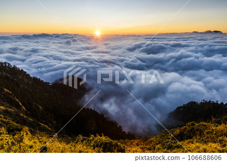 Sunset view of cloud sea in Hehuan Mountain Forest Recreation Area of Nantou, Taiwan. 106688606