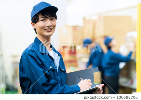 穿著工作服在倉庫工作的年輕男女工人 106688706
