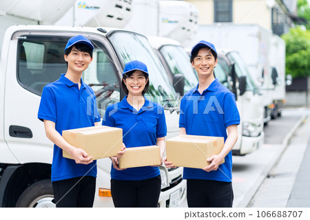 年輕男女司機用卡車運送行李 106688707