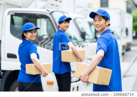 Young male and female drivers delivering luggage by truck 106688714