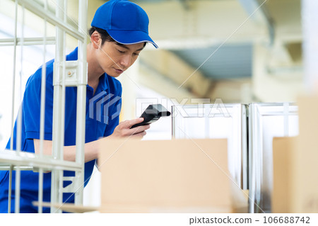 年輕男工在倉庫運送包裹 106688742