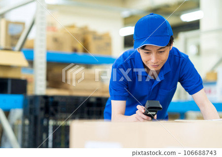年輕男工在倉庫運送包裹 106688743
