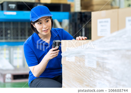 年輕女工在倉庫運送行李 106688744