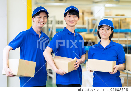 年輕男女工人在倉庫開會 106688758