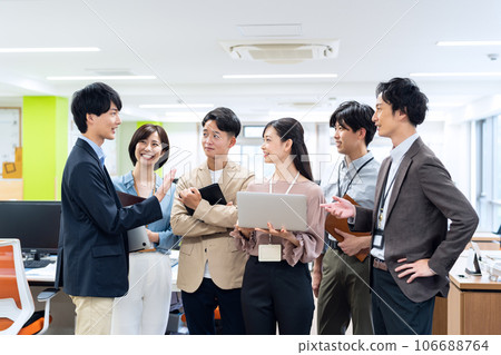Businessmen in office casuals having a meeting in the office Businessmen in office casuals having a meeting in the office 106688764