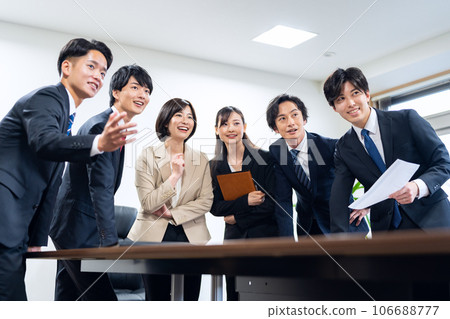 一位商人在辦公室開會 106688777