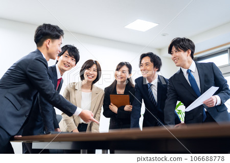 一位商人在辦公室開會 106688778
