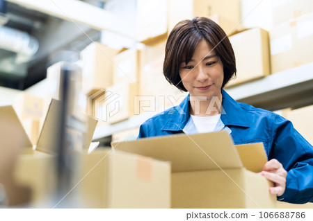 年輕女工在倉庫運送行李 106688786
