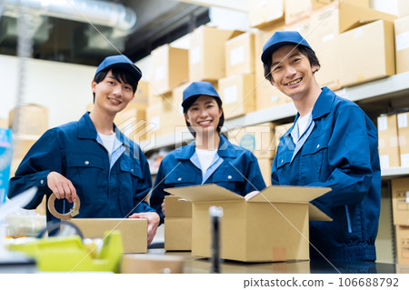 年輕男女工人在倉庫收拾行李 106688792