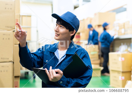 年輕男工在倉庫運送包裹 106688795
