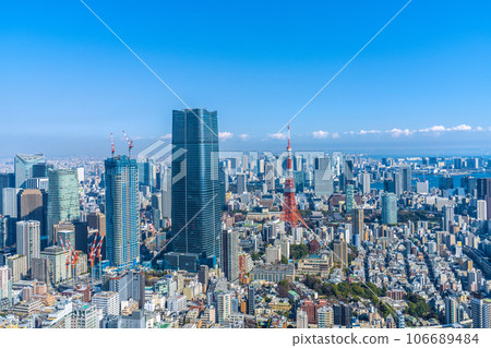 日本東京城市景觀-東京大都市、東京塔、塔樓公寓等的景觀。 106689484