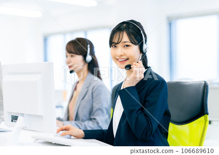 A young female operator 106689610