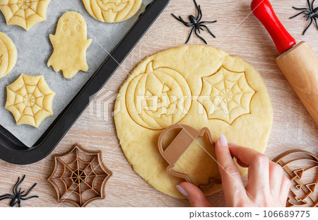 Preparation of festive cookies for baking in the oven. 106689775