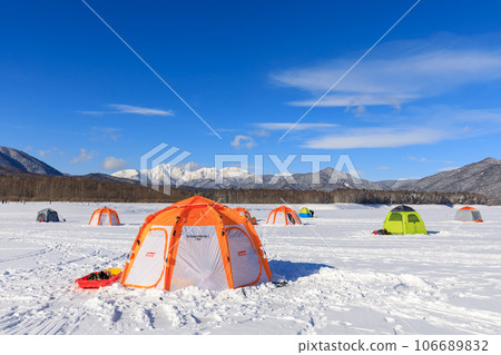 北海道糠平湖_胡公魚釣魚帳篷場景 106689832