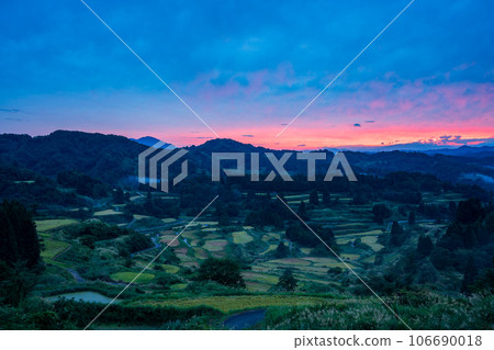 (新潟縣)稻穗留星峪梯田的朝霞 (新潟縣)稻穗留星峪梯田的朝霞 106690018