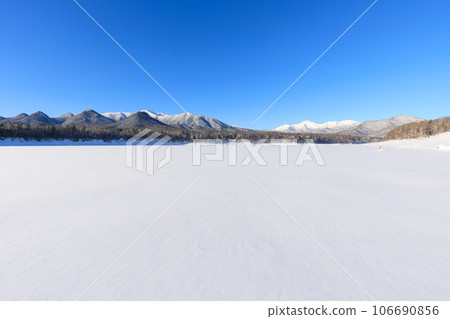 北海道_隆冬時從糠平湖看到的烏佩佩桑克山 北海道_隆冬時從糠平湖看到的烏佩佩桑克山 106690856