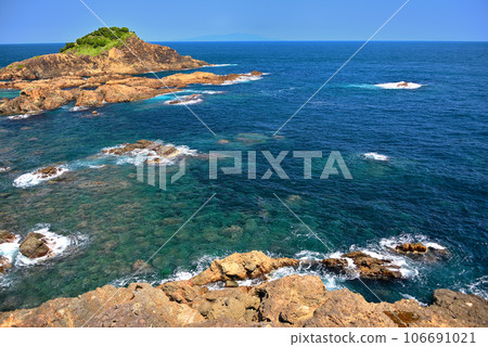 Izu Peninsula, Minami Izu, Tsumekizaki, Tsumekizaki Island and blue sea seen from Tsumekizaki Lighthouse, surrounding reefs, Shimoda City, Shizuoka Prefecture (5) 106691021