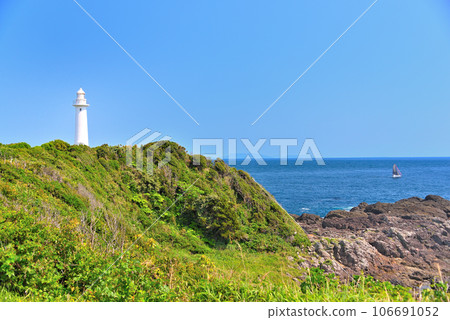 Izu Peninsula, South Izu, Tsumekizaki, the Tsumekizaki Lighthouse seen from the Tawaraiso side, and a yacht sailing through the blue sea, Shimoda City, Shizuoka Prefecture (1) 106691052