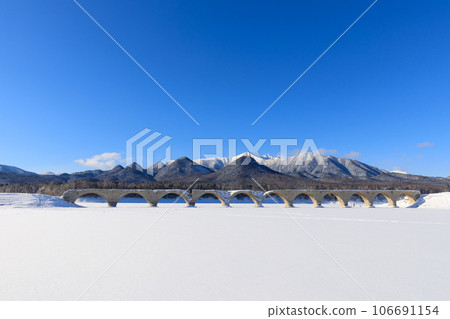 北海道糠平湖_上皮三家山和牛週別川大橋的壯麗雪景 106691154