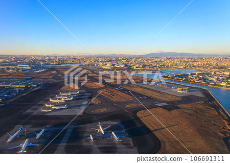 Tokyo_ Spectacular views of the metropolis and Mt. Fuji bathed in the morning glow 106691311