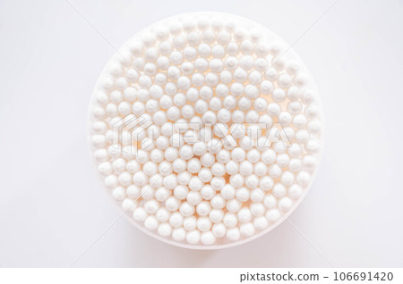 Cotton swab in the case Cotton swab in the case 106691420