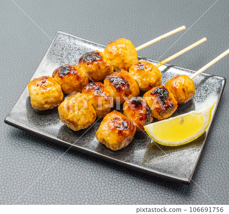 Charcoal-grilled meatball skewers 106691756