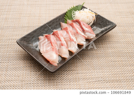 Yellowtail sashimi 106691849