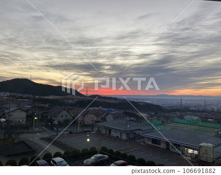 從住宅區看到的日出 從住宅區看到的日出 106691882