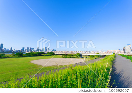 【大阪府】9月清晨的淀川公園和大阪的建成區 【大阪府】9月清晨的淀川公園和大阪的建成區 106692007