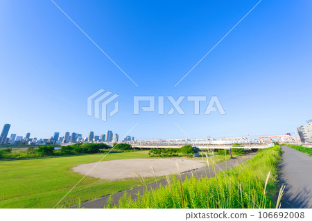 【大阪府】9月清晨的淀川公園和大阪的建成區 【大阪府】9月清晨的淀川公園和大阪的建成區 106692008