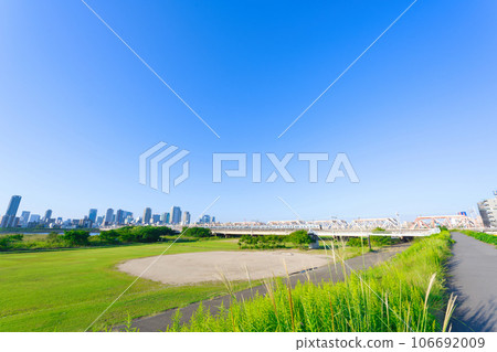 【大阪府】9月清晨的淀川公園和大阪的建成區 【大阪府】9月清晨的淀川公園和大阪的建成區 106692009